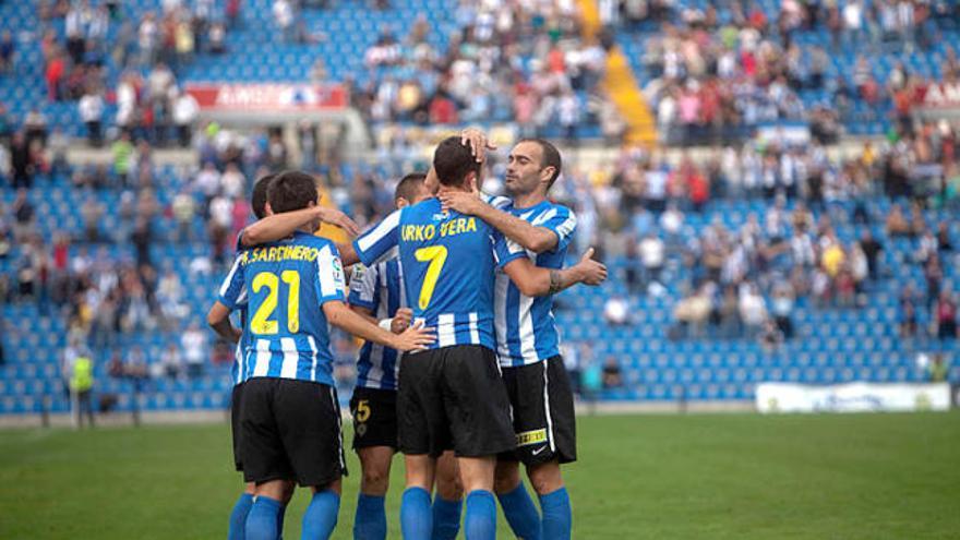 Pepe Mora felicita Urko Vera després del seu gol al Còrdova.