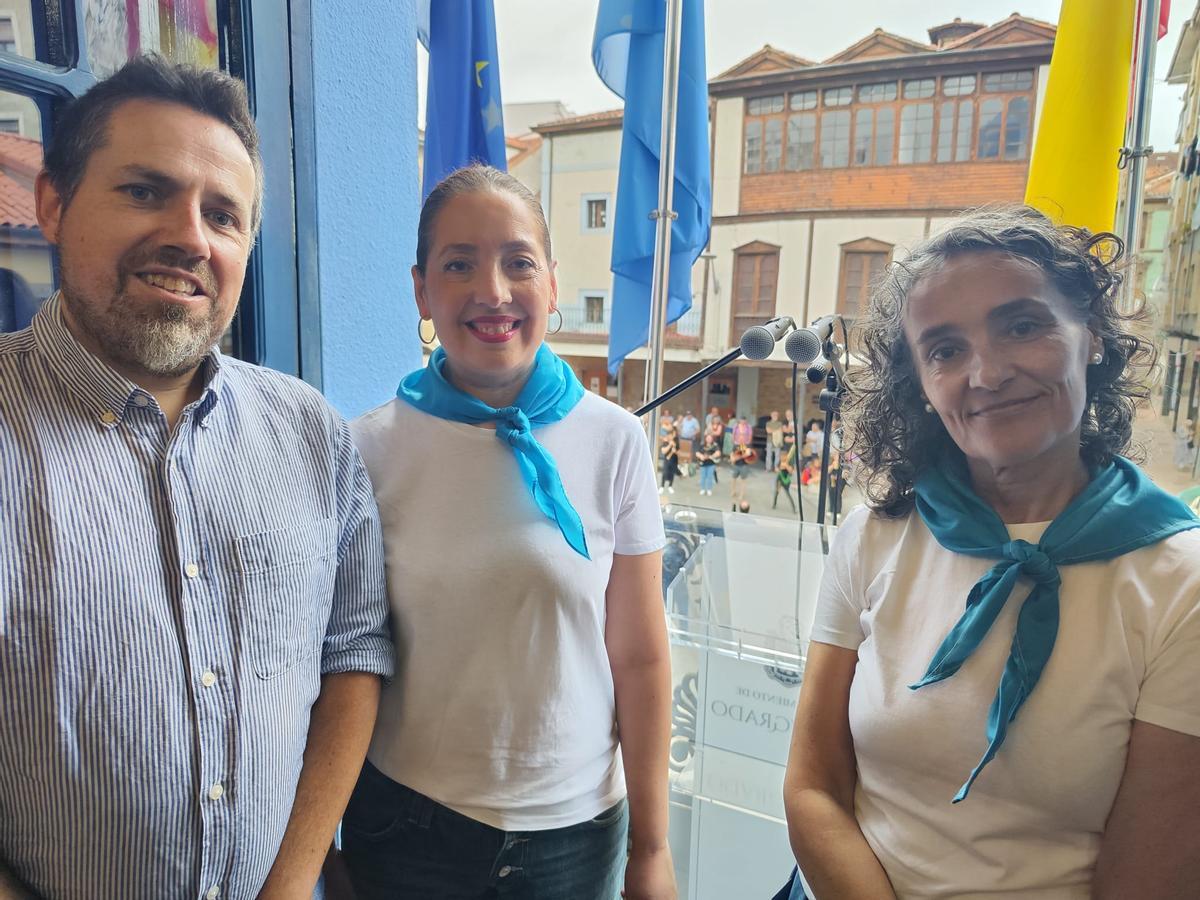 El concejal de Festejos, Diego García Nieto, con Susana Argüelles y Cristina González, minutos antes del pregón.