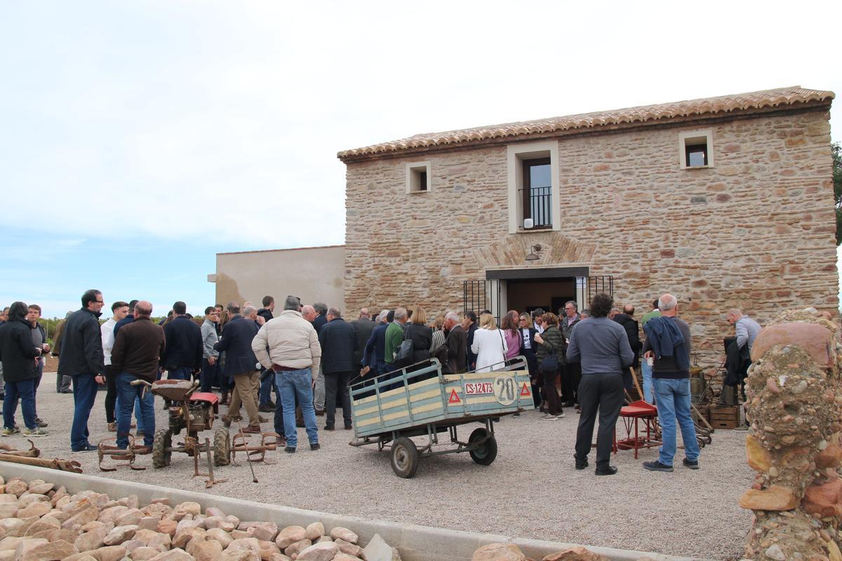 Expectación ante la fachada del centro de interpretación citrícola.