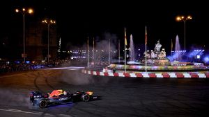 El piloto mexicano de Fórmula 1 Checo Pérez, durante el Red Bull Showrun que tuvo lugar en Madrid.