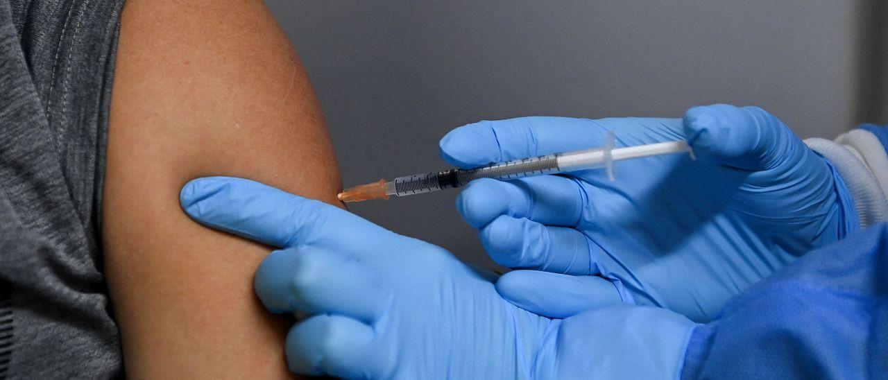 Un paciente recibe una dosis de la vacuna contra el covid.