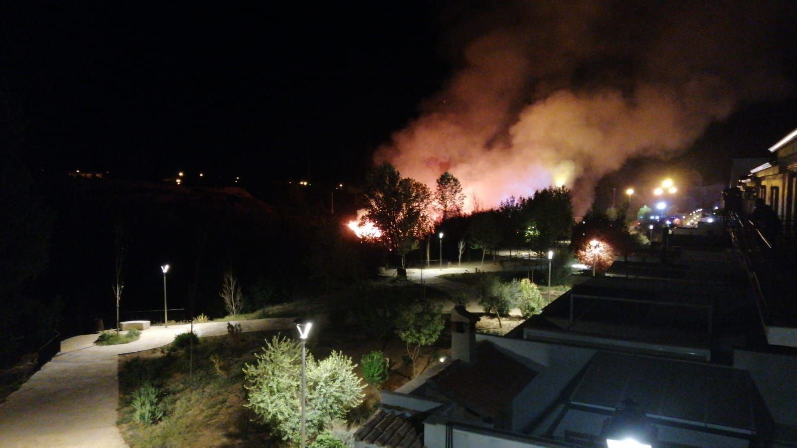 "Impresionante" incendio en Requena esta noche