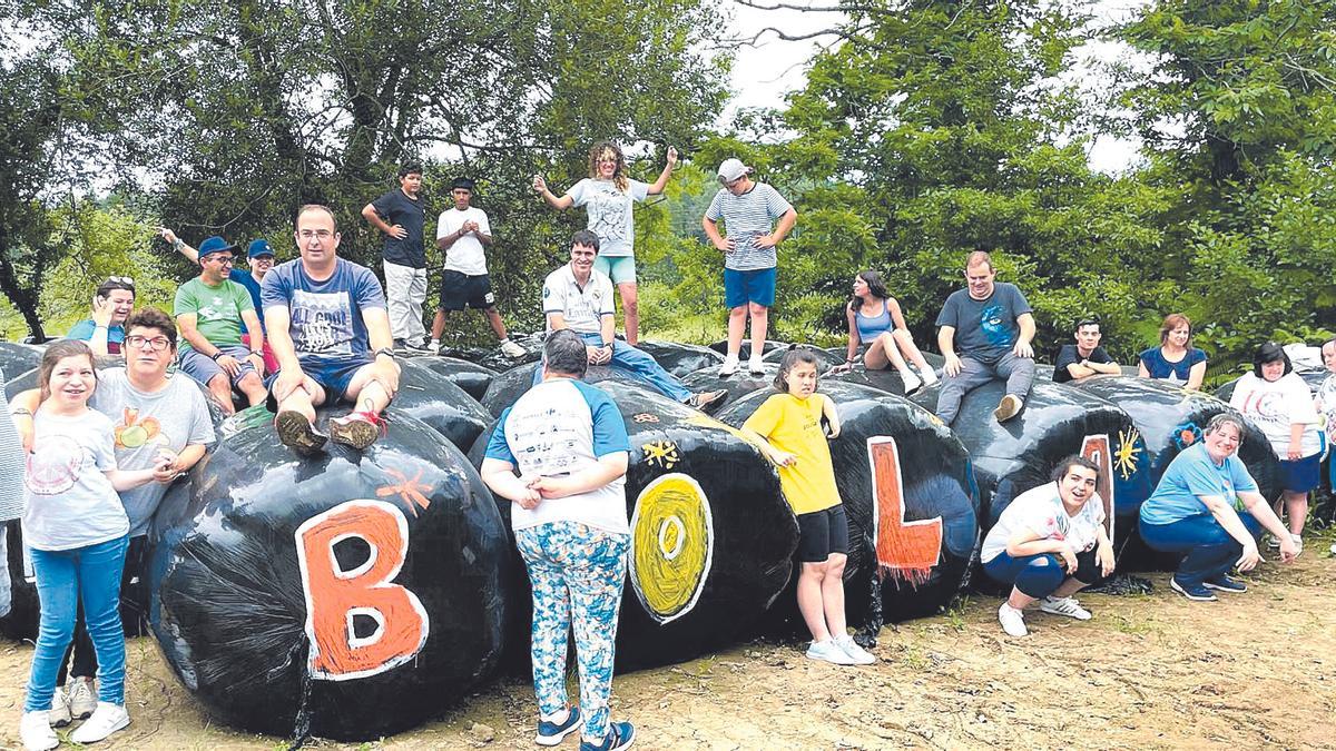 Participantes en la jornada de pintada de bolas, en su primera sesión.