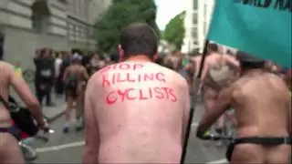 Cientos de ciclistas nudistas toman las calles de Londres