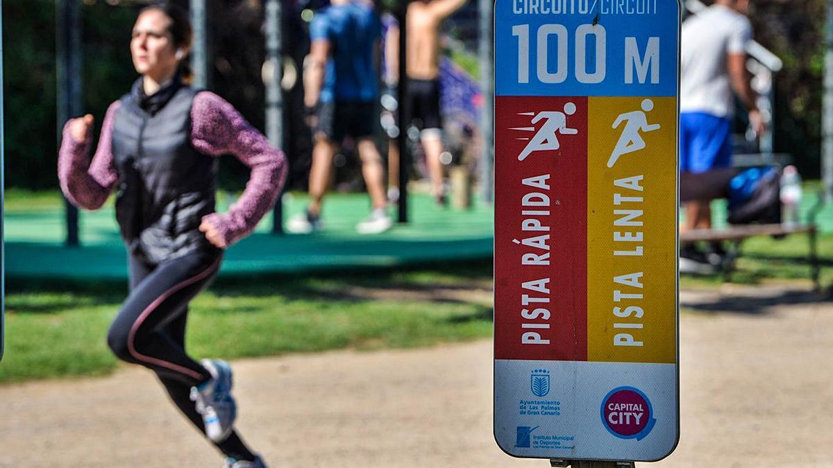 Una joven en el parque Romano, pasa junto a mobiliario deportivo, en una imagen de archivo. | | JOSE CARGLOS GUERRA