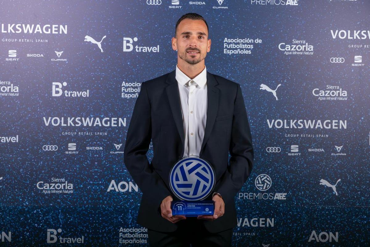 Aitor Pons, del Poblense, en la Gala de la AFE tras recibir su trofeo