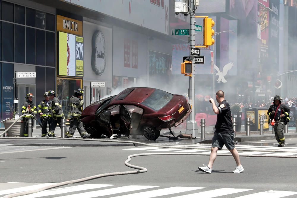 Un coche atropella a una multitud en Times Square