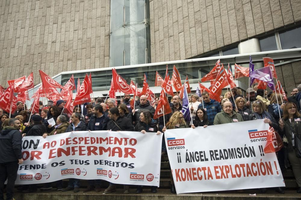 Bajo la consigna No al despido por enfermedad, el secretario general de UGT, Pepe Álvarez, ha participado en la protesta de A Coruña.