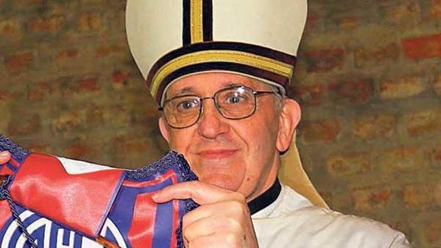 El entonces cadenal Bergoglio con una camiseta del San Lorenzo de Almagro.  // Reuters