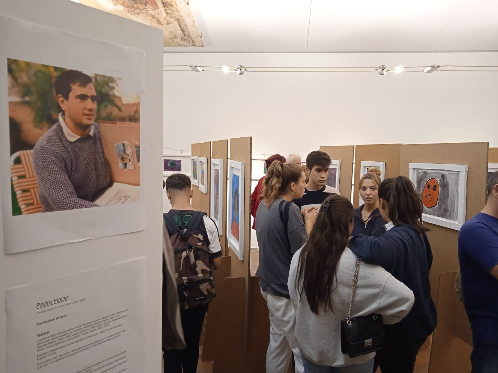 L'exposició s'exhibeix a l'entrada de l'auditori Caputxins de Figueres