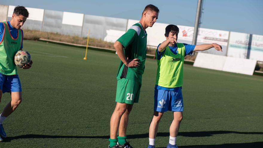 La plantilla y los técnicos del Villaralbo B se esfuerza en traducir a Kyryl los entrenamientos.