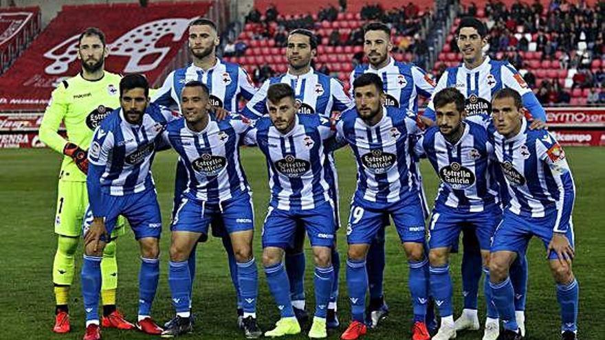 El once inicial del Deportivo el pasado viernes en Soria antes del partido contra el Numancia.