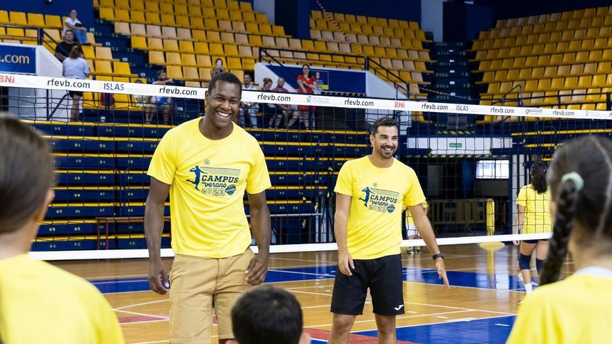 Miguel Ángel de Amo y Manu Furtado impulsan el espíritu deportivo en el Campus del CV Guaguas