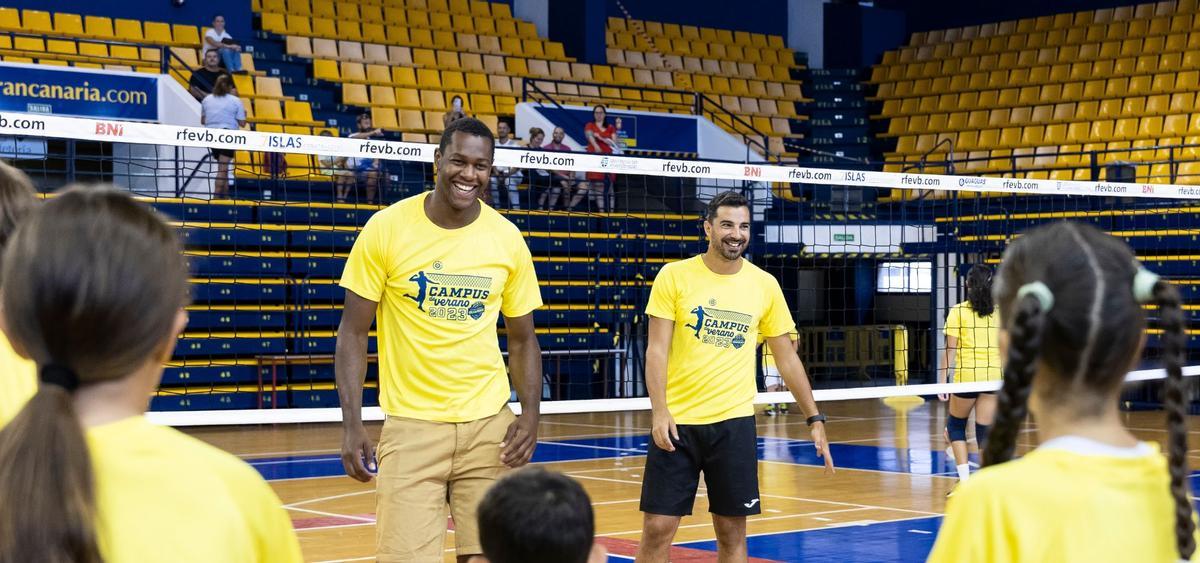 Miguel Ángel de Amo y Manu Furtado impulsan el espíritu deportivo en el Campus del CV Guaguas