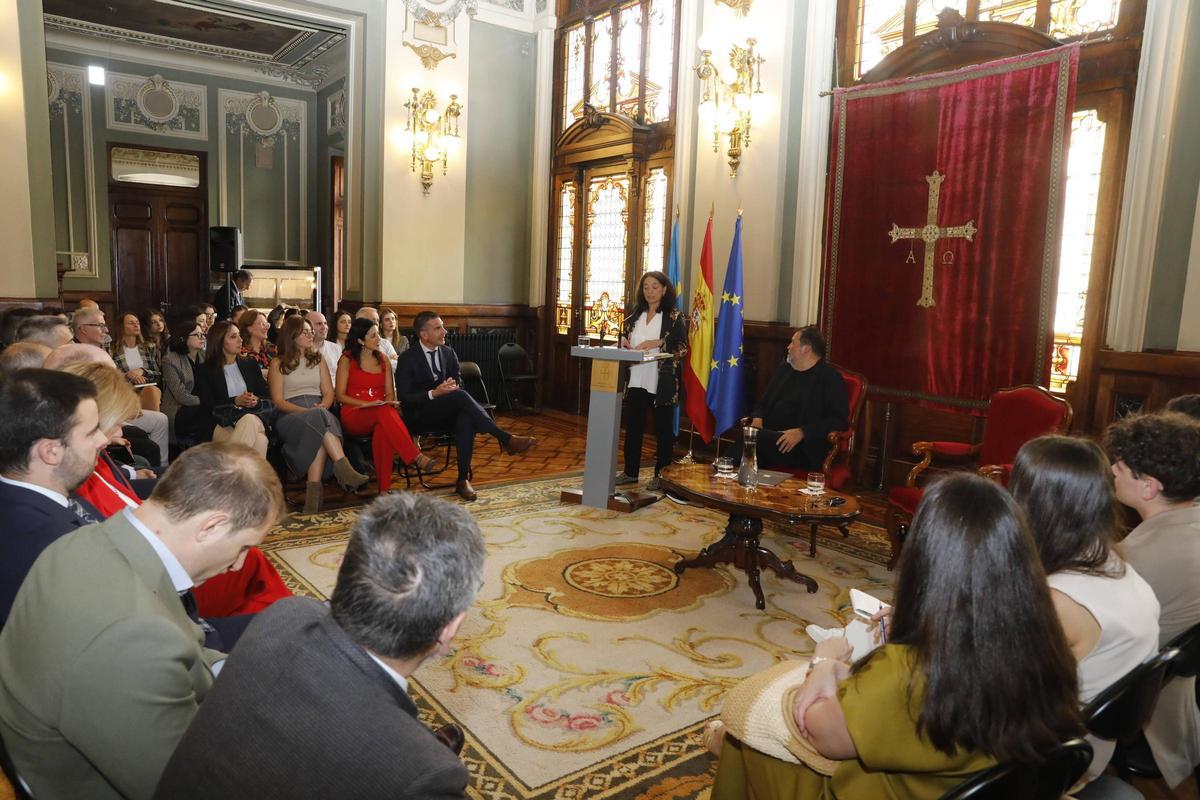 María Ángeles Ahumada, al fondo de pie, durante su conferencia, en la Junta General del Principado, en Oviedo.