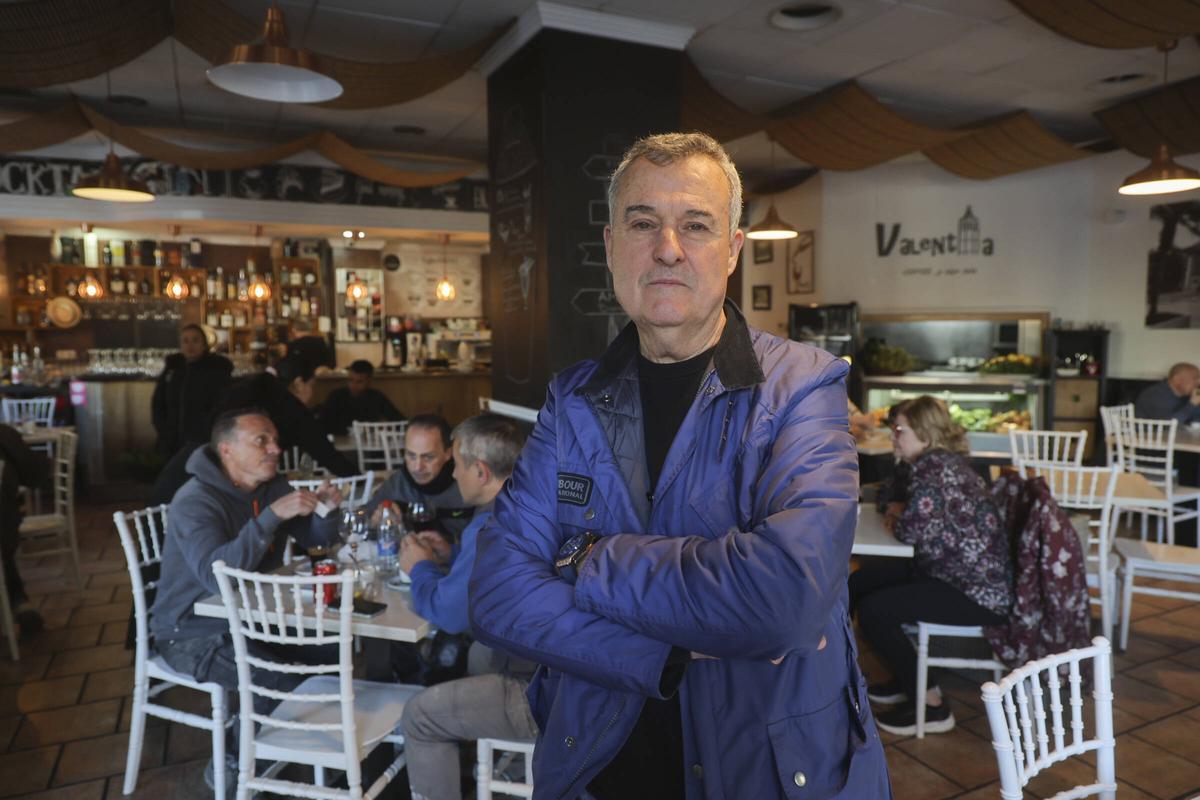 Fidel Molina, fundador de Comatel, en el bar Valentia, que es propiedad del grupo y está en la calle Maderas, 68 de València.