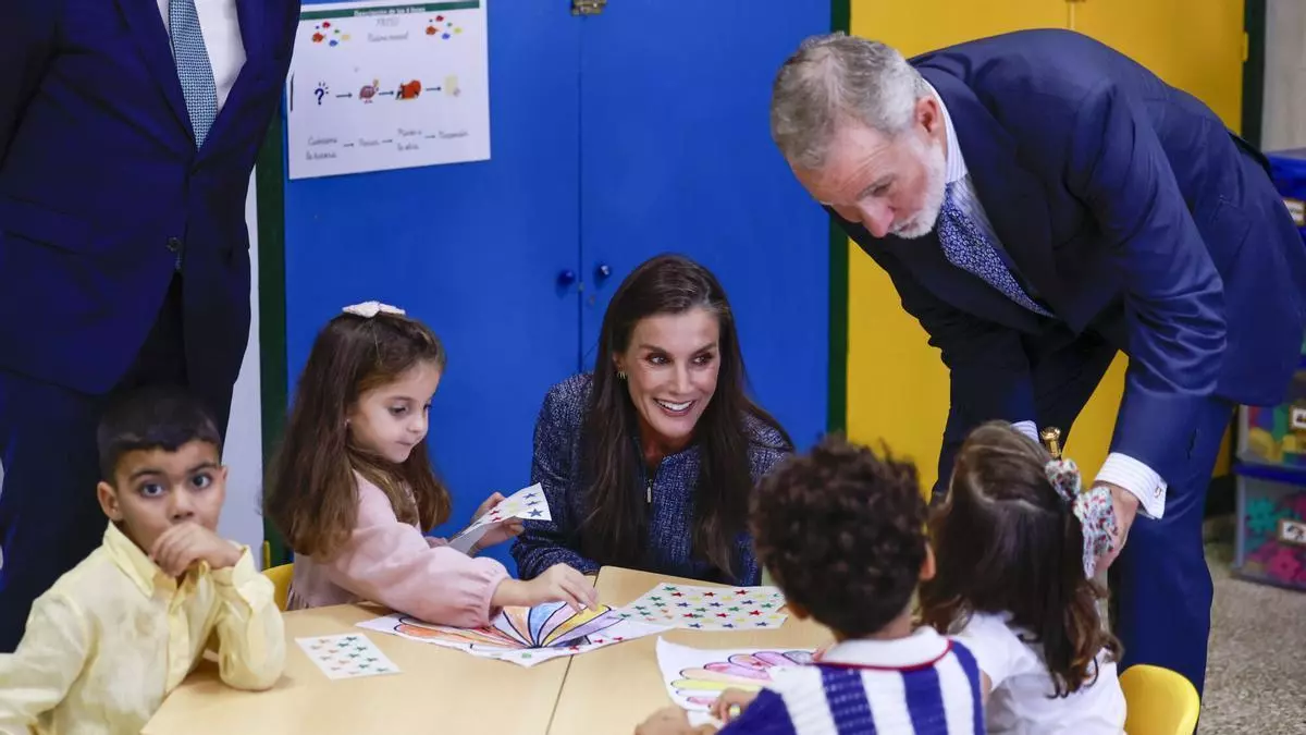 La divertida confesión de un niño a Felipe VI durante su visita a un colegio de Ceuta