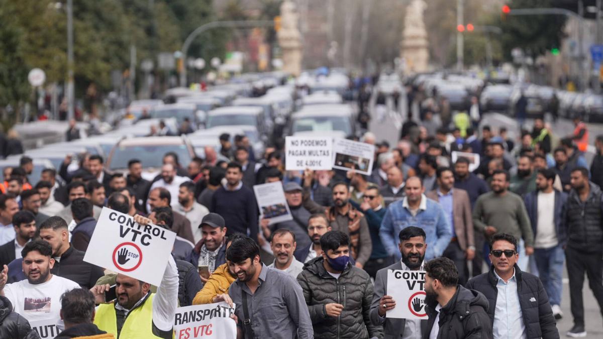 Marcha lenta de conductores de VTC en protesta por la futura ley del taxi, la semana pasada.