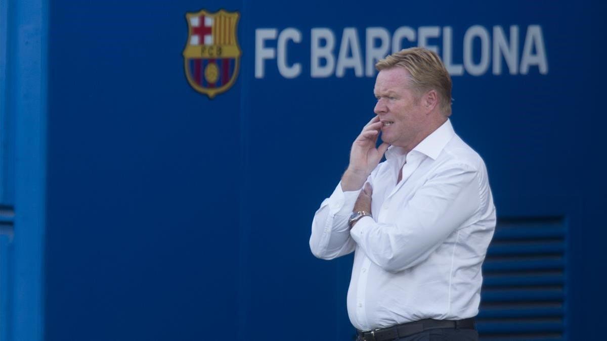 Koeman dirigiendo al equipo azulgrana   durante el partido