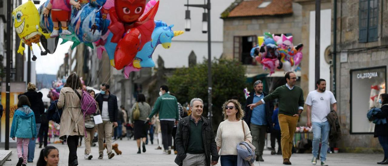 Gente paseando por el centro de Pontevedra. |   // FARO