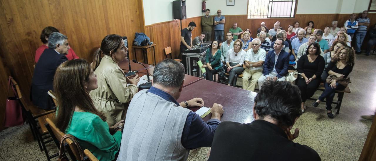 La alcaldesa de Telde, Carmen Hernández, en una reunión celebrada en 2018 junto a los vecinos de Ojos de Garza afectados.