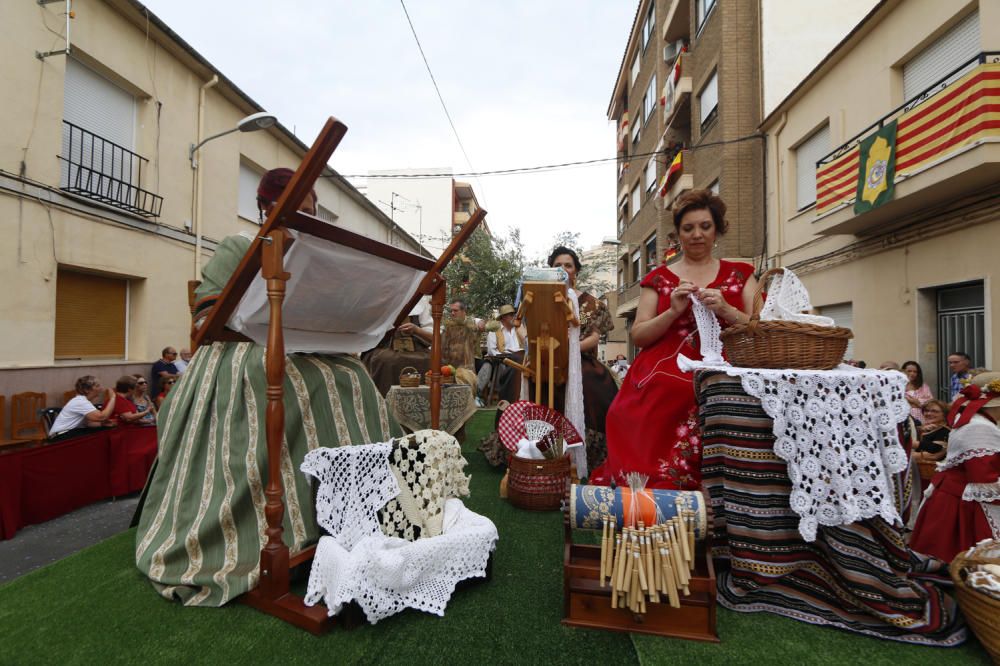 Más de 2.000 festeros participan en una vistosa Entrada de Moros y Cristianos que consigue llenar de público todas las calles de la capital de la Foia