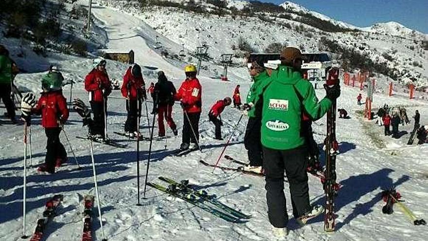 Esquiadores, el pasado fin de semana en Fuentes de Invierno.