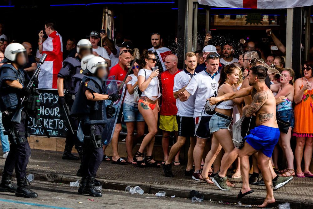 El pase de Inglaterra a semifinales del Mundial de Rusia provoca la euforia de los hinchas ingleses que han tenido que ser desalojados de los locales.