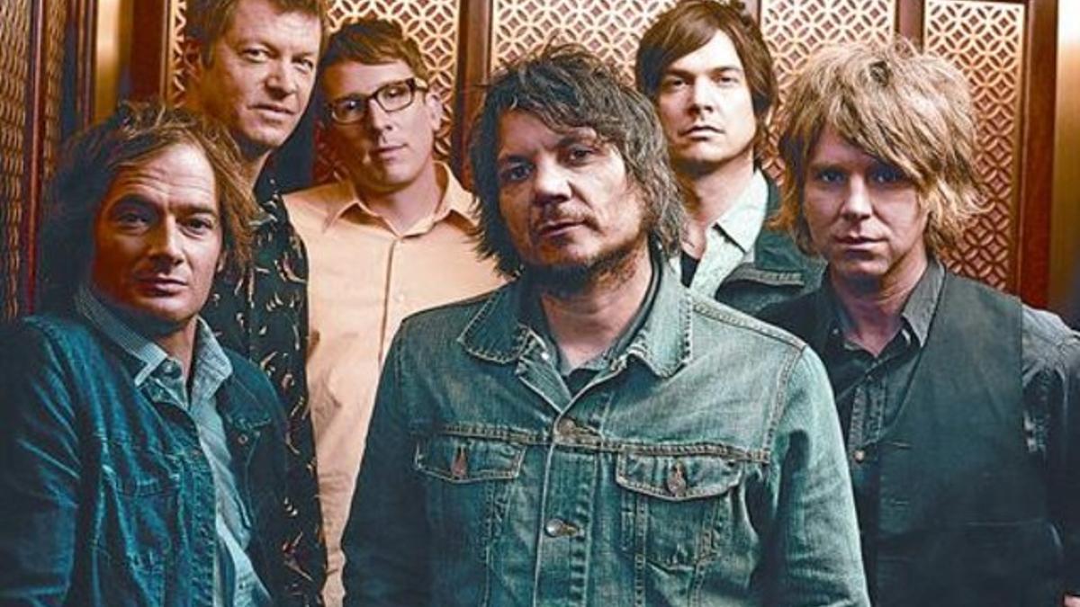 El grupo estadounidense Wilco, con su líder en el centro, el cantante Jeff Tweedy. Abajo, la portada del nuevo disco, 'The whole love'.