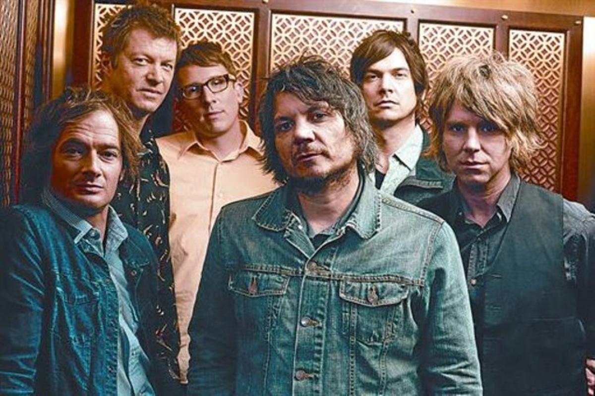 El grup nord-americà Wilco, amb el seu líder al centre, el cantant Jeff Tweedy. A sota, la portada del nou disc, ’The whole love’.