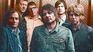 El grup nord-americà Wilco, amb el seu líder al centre, el cantant Jeff Tweedy. A sota, la portada del nou disc, ’The whole love’.