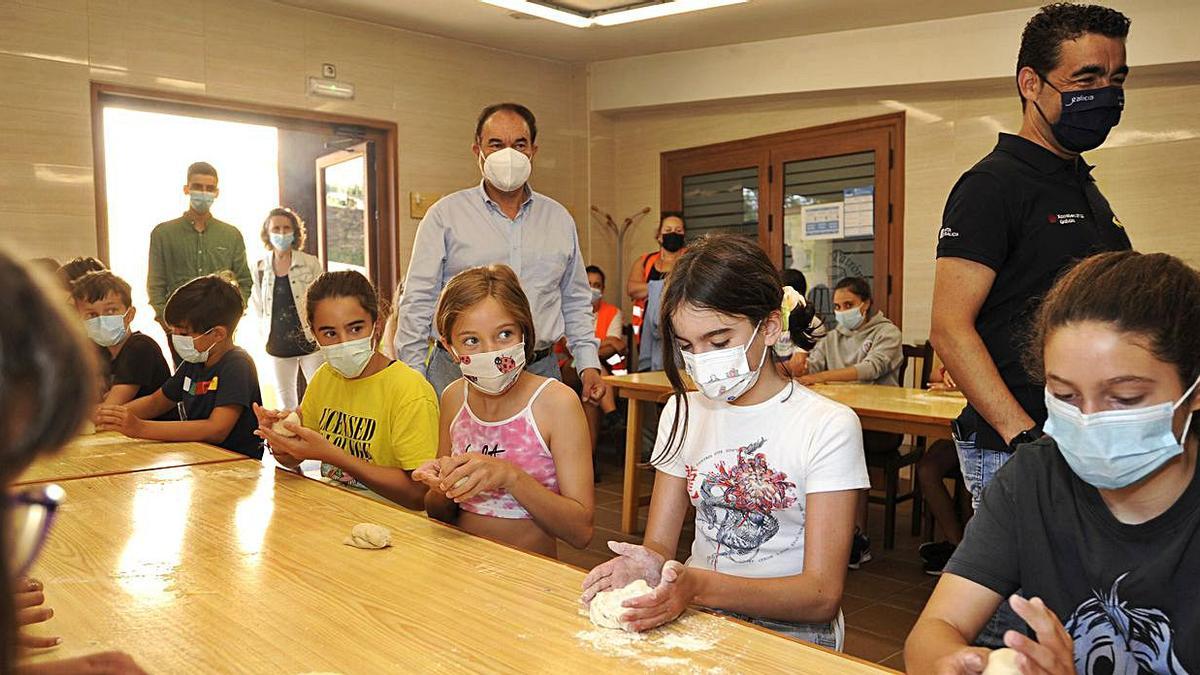 López visita en Casa do Patrón la actividad de un campamento | BERNABÉ/JAVIER LALÍN