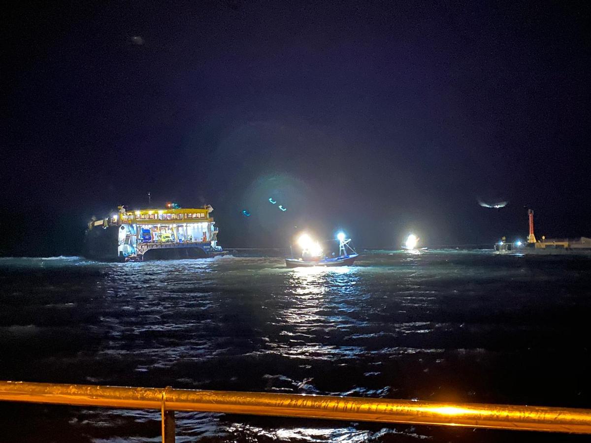 Encalla un ferri de passatgers a Agaete a causa del temporal