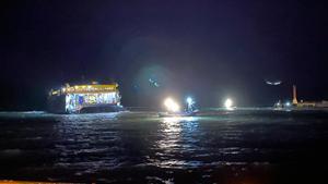 Encalla un ferri de passatgers a Agaete a causa del temporal
