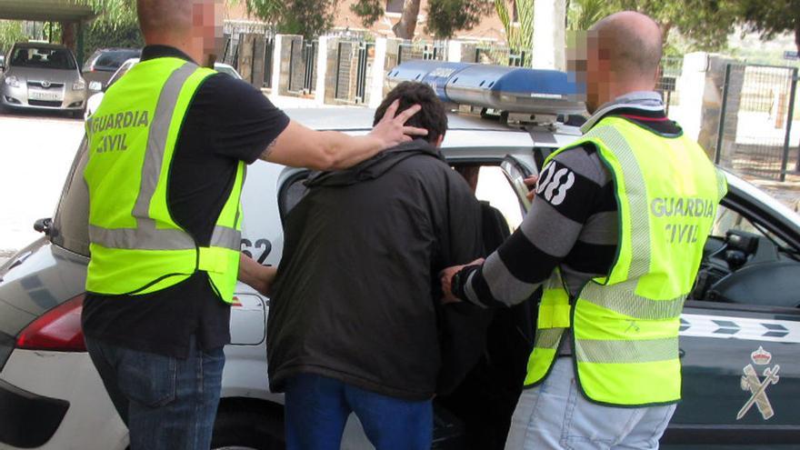 Detenidas tres personas por una quincena de robos en vehículos