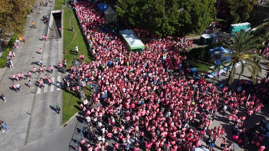 La carrera ‘Mallorca En Marcha Contra el Cáncer’ tiñe Palma de rosa