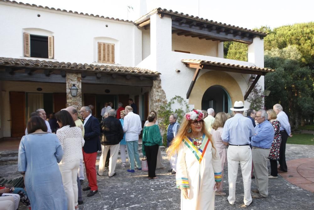 Amics i convidats de la família Sentís abans de la recepció prèvia a la Cantada d'Havaneres