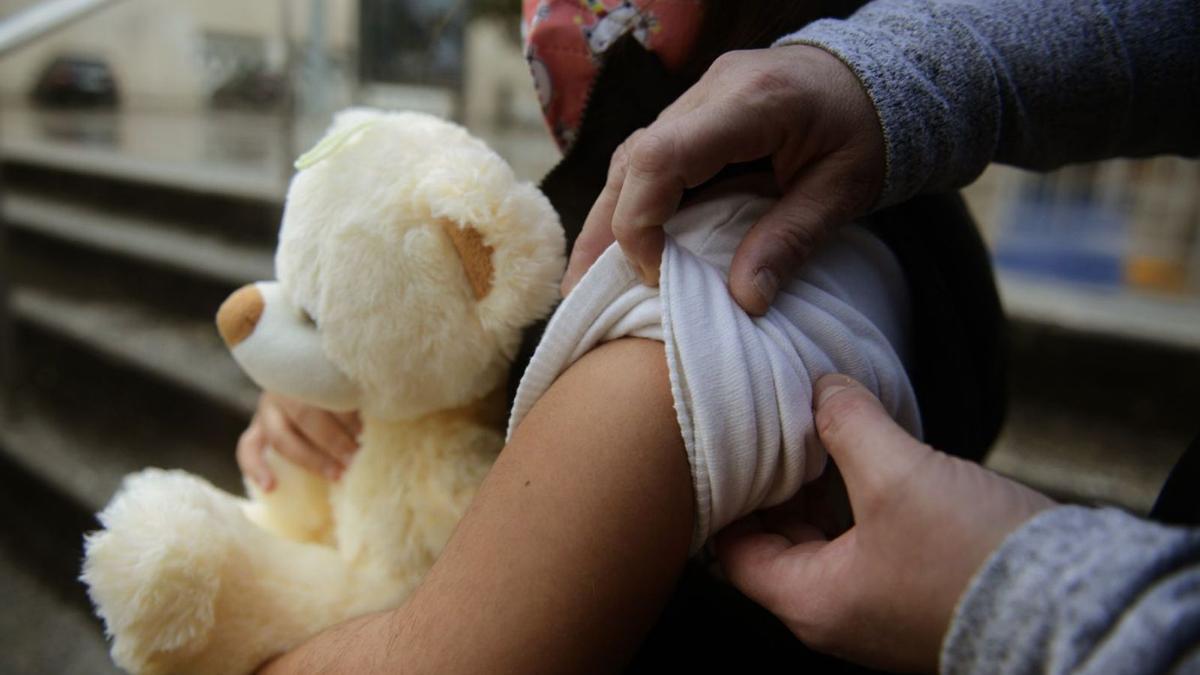 Una niña se prepara para ser vacunada en Galicia. |   // ROSA VEIGA / EUROPA PRESS