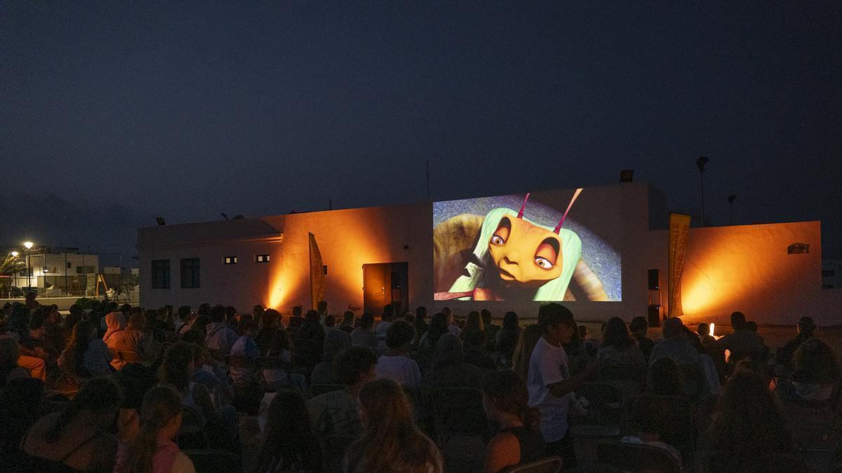 Roban en Famara el generador del cine de verano durante una proyección