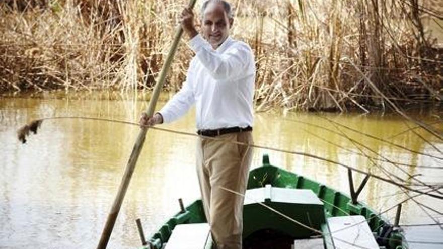 Camps, manejando una barca en l&#039;Albufera.