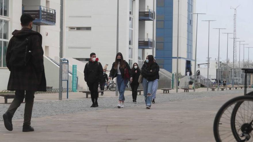 Estudiants, al campus de Vera de la Universitat Politècnica de València. | JM LÓPEZ