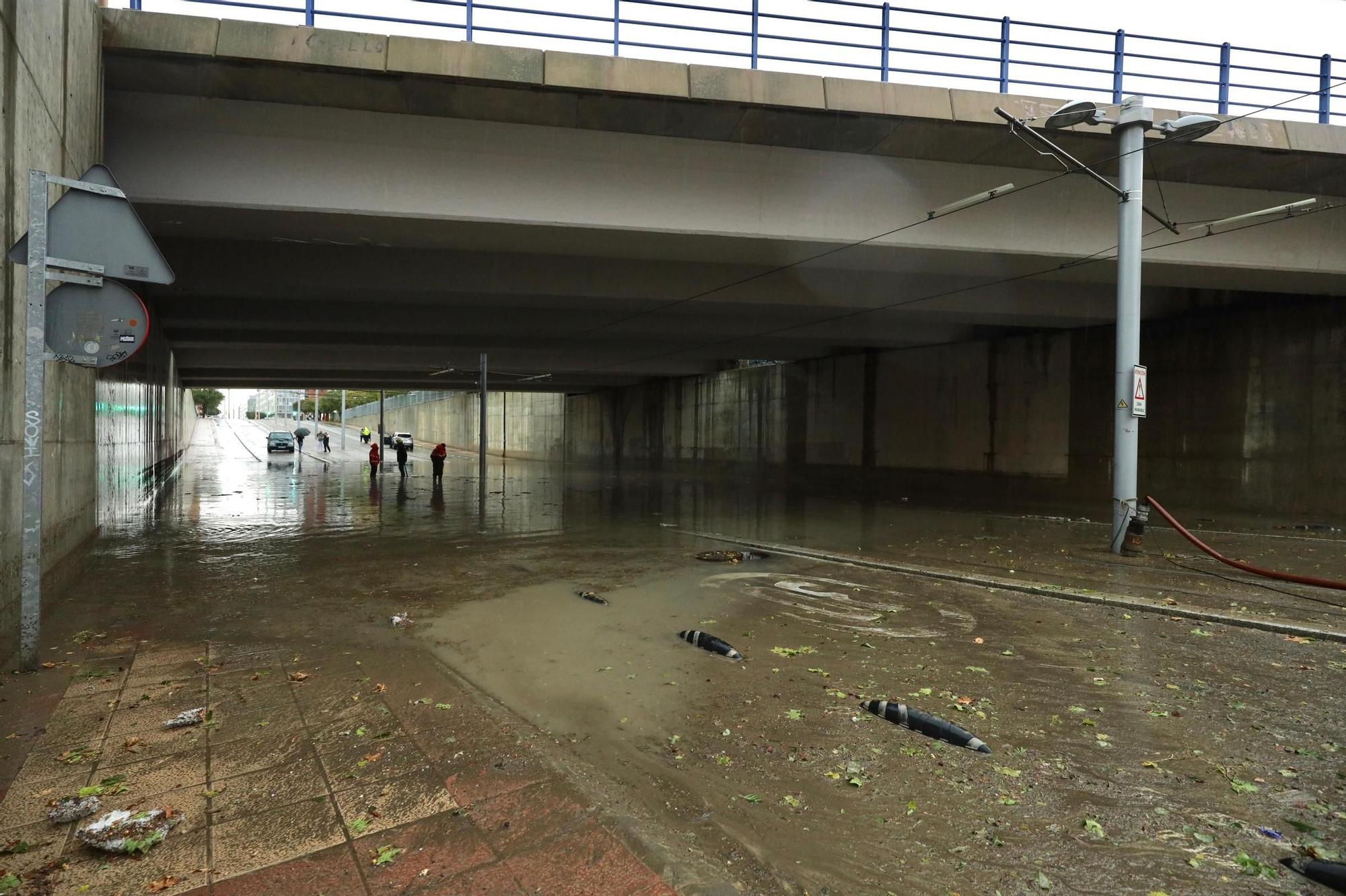 En imágenes I La lluvia anega varias calles de Zaragoza y obliga a intervenir a los bomberos