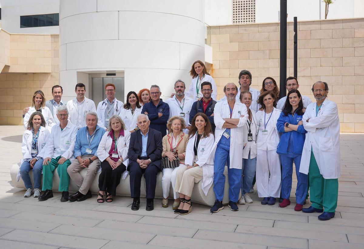 Representación de varias sagas familiares de trabajadores del hospital Reina Sofía, en una foto del pasado mes de mayo.