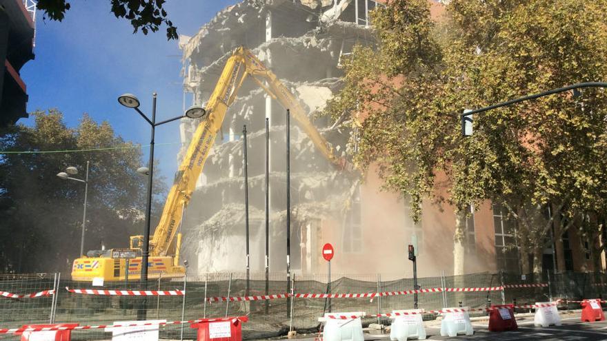 El derribo del ayuntamiento de la avenida de Aragón, en marcha