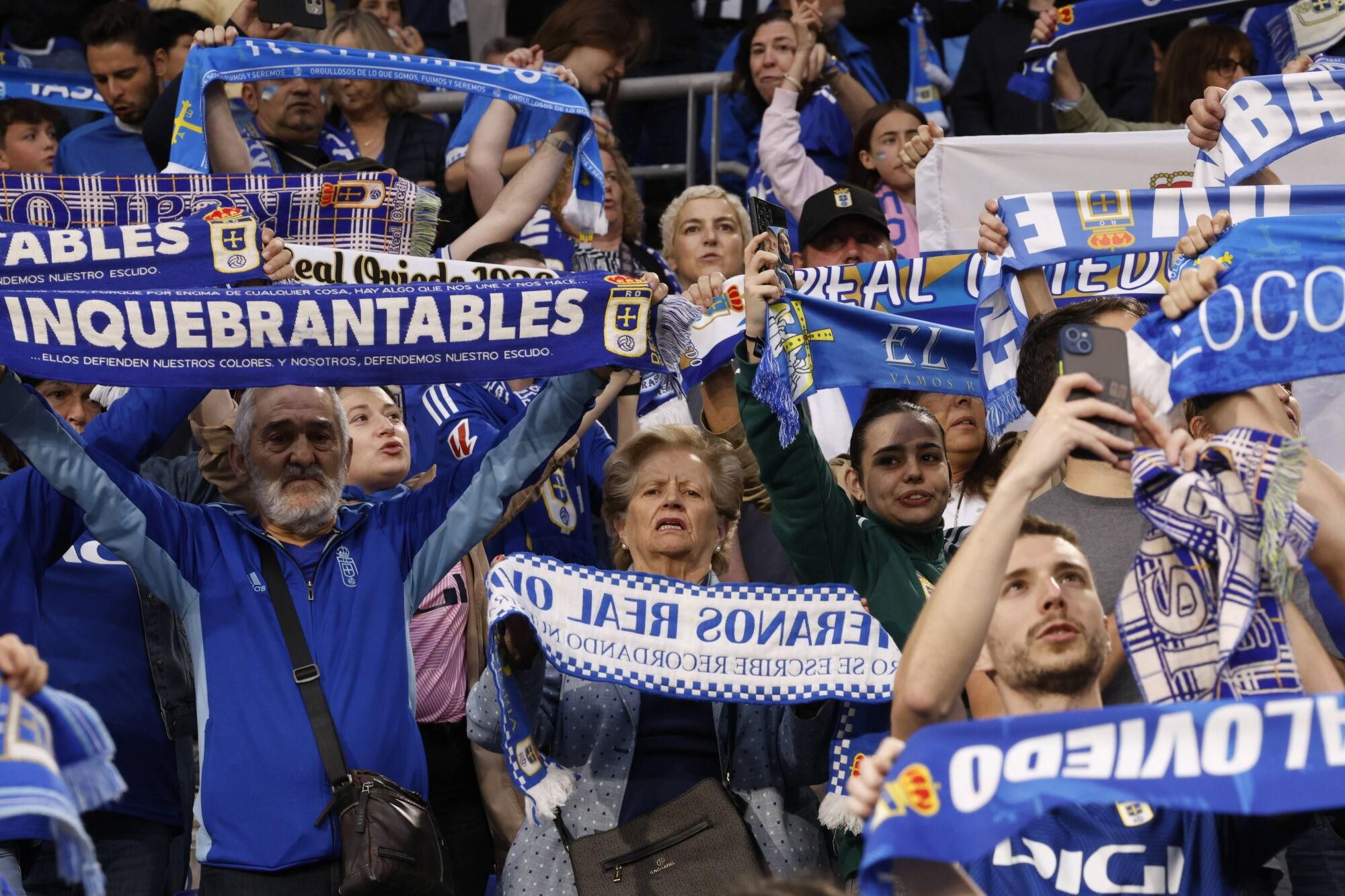 EN IMÁGENES: Ambientazo en la vuelta del play off entre Oviedo y Almería en el Carlos Tartiere