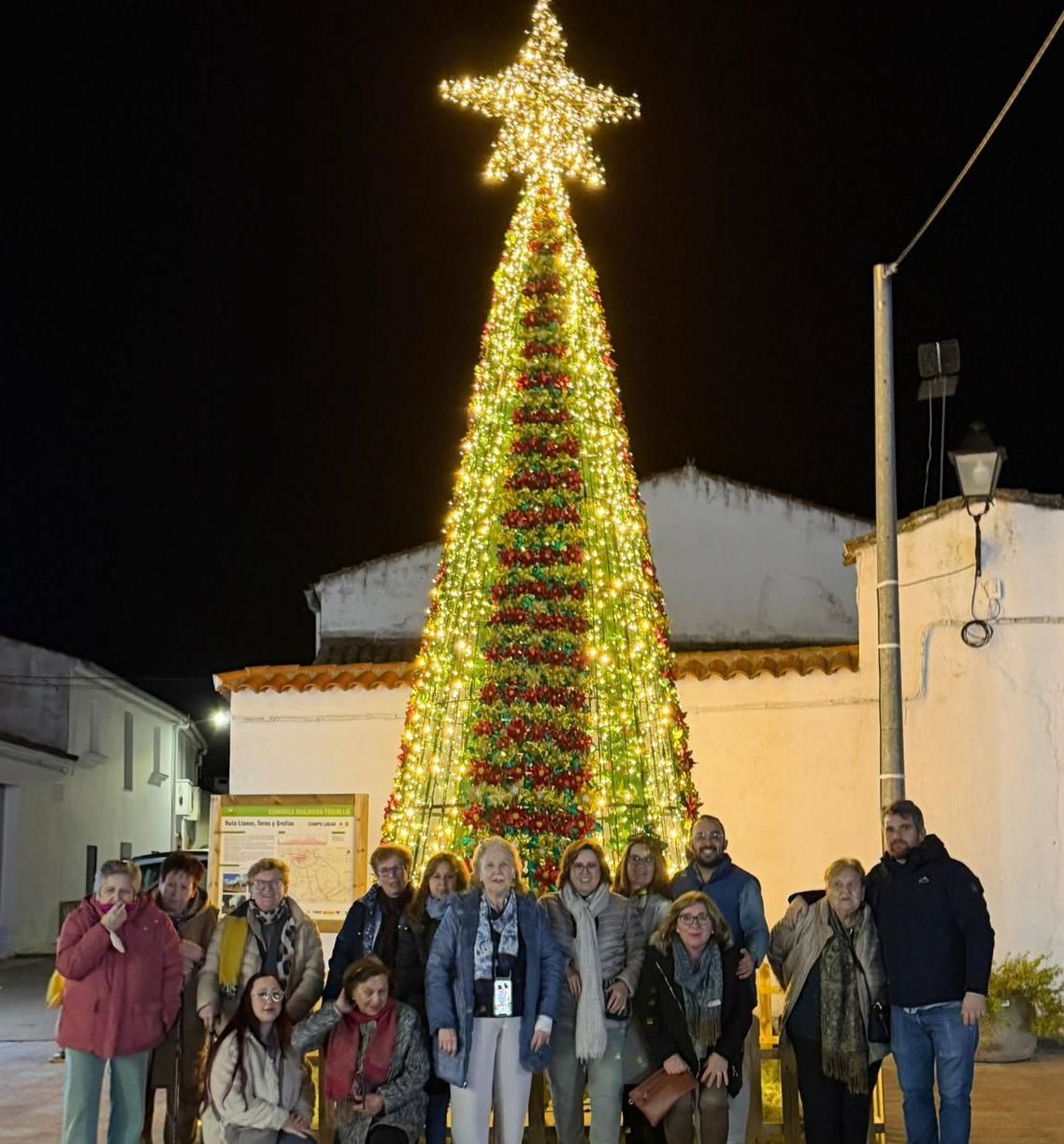 Imagen del árbol y sus voluntarias.