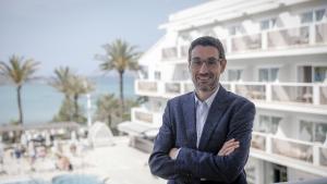 Yannik Erhart posa ante la piscina del Hotel Neptuno en la Playa de Palma.