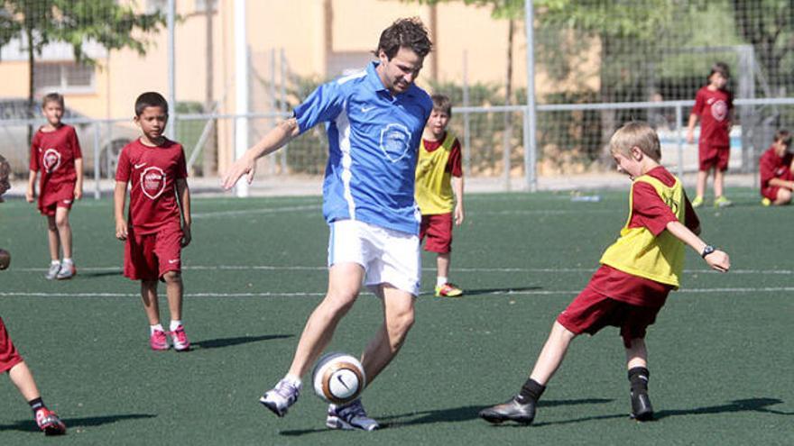 Cesc Fàbregas va fer-se un tip de jugar partidets amb els nens i nenes participants al seu Campus.