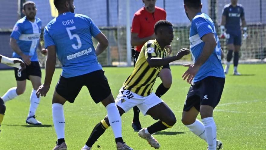 Un momento del partido disputado ayer en Cádiz.  | CÁDIZ MIRANDILLA