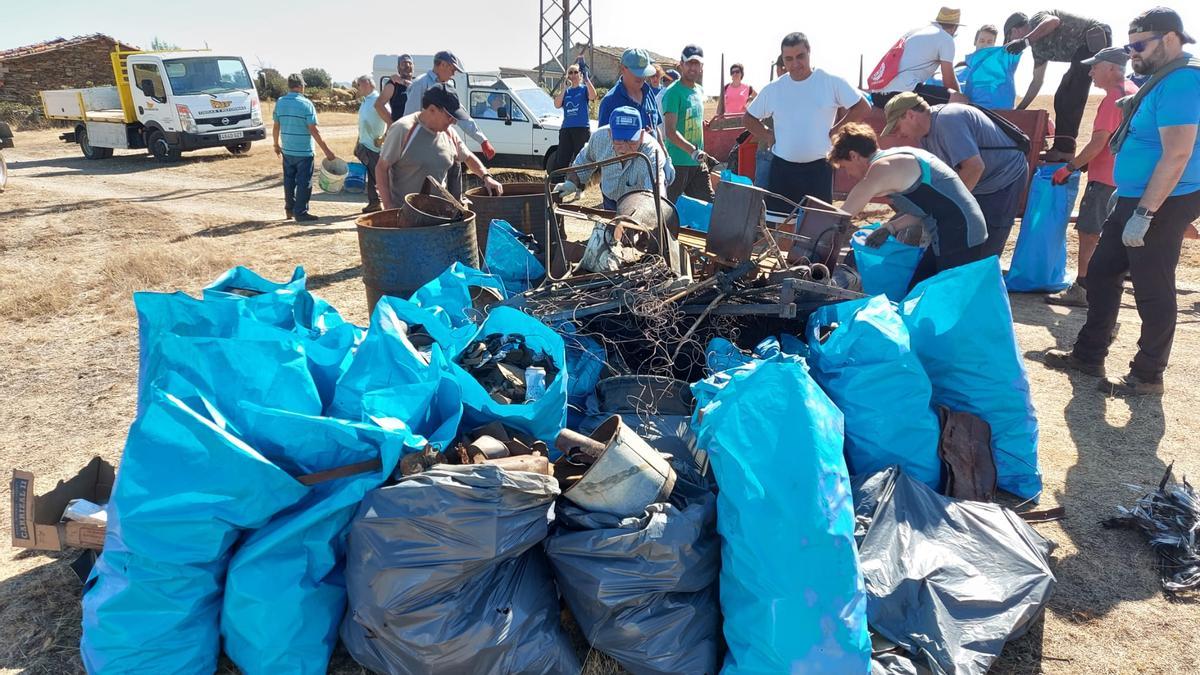 Basura recogida en la zona del incendio en La Torre de Aliste.